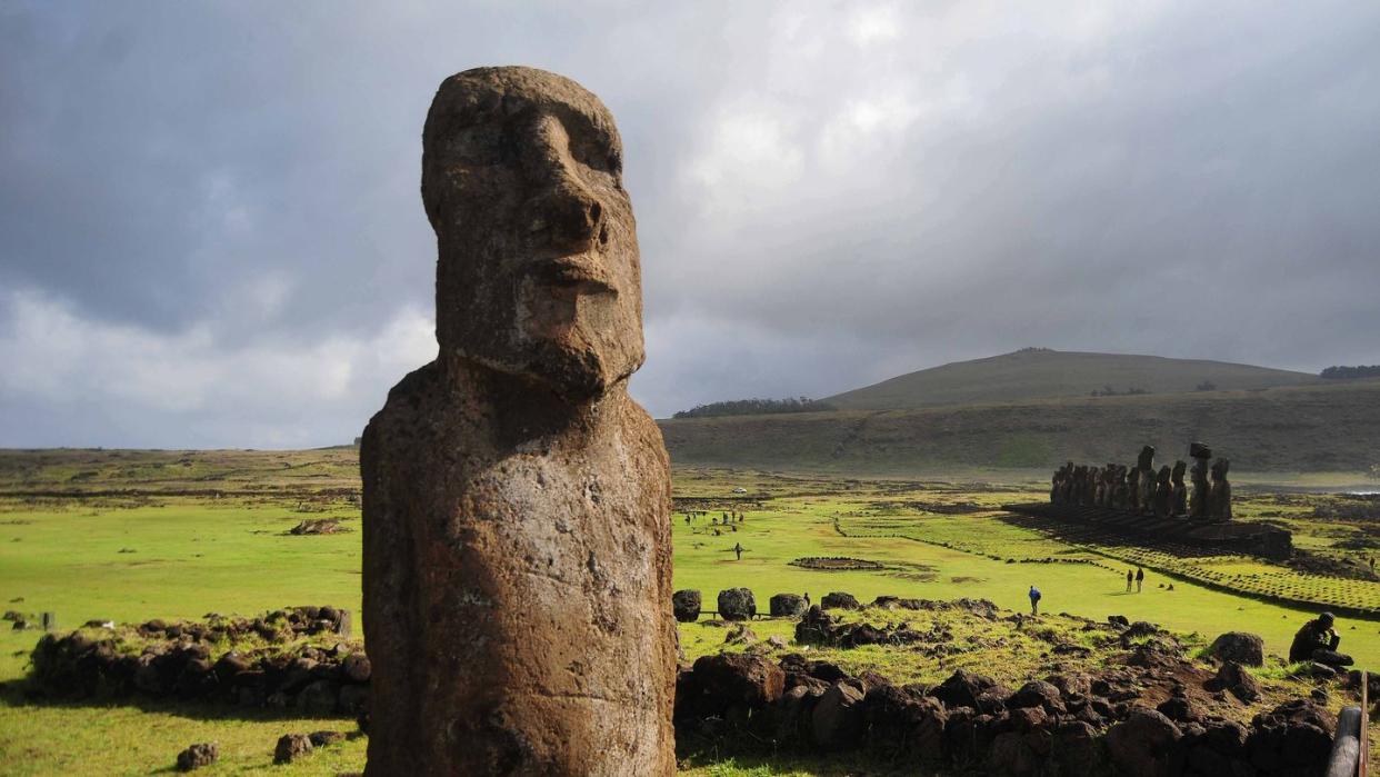 Etliche dieser meterhohen Figuren stehen am Hang, die meisten jedoch an der Küste. Foto: Sebastian Beltran/Agencia Uno