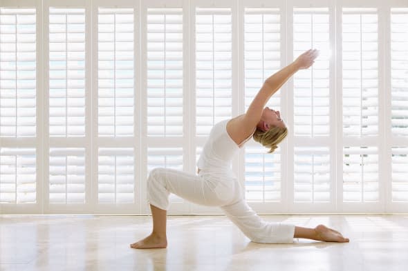 B8GA8W Woman doing yoga