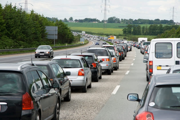 Ebenfalls ein Klassiker unter den Stau-Spielen: Wortschlangen bilden. Die Regeln sind kinderleicht: Los geht’s mit einem zusammengesetzten Namenwort wie zum Beispiel Haustür. Der nächste greift den letzten Teil des Wortes auf und muss nun damit ein neues bilden wie zum Beispiel Türschloss. So geht es reihum, bis keinem beim besten Willen mehr ein neues Wort einfällt. (Bild: thinkstock)