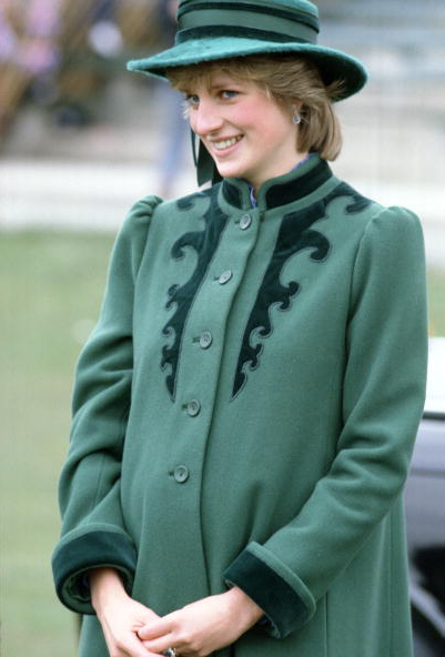 <div class="caption-credit"> Photo by: Tim Graham/Getty Images</div>But belts don't fly when you're wearing a growing baby. A pregnant Diana, relied on Bellville Sassoon's embroidery for coat embellishments--at the collar, not the waist--during her pregnancy with William. <br>