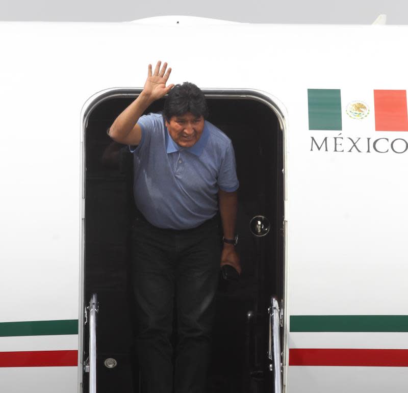 El expresidente de Bolivia Evo Morales saluda a su llegada este martes al Aeropuerto Internacional de la Ciudad de México (México). EFE/ Mario Guzmán