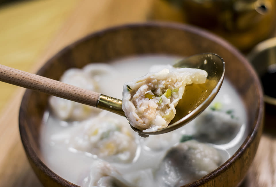 觀塘美食│廠廈打卡餃子店！金黃西式南瓜湯+粉紅紅菜頭湯配餃子