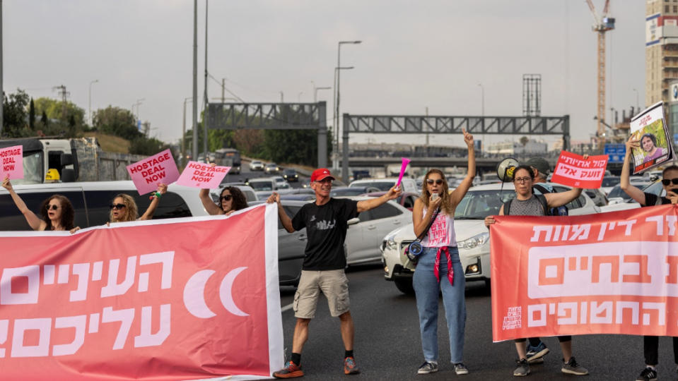 以色列民眾6月20日在特拉維夫堵住高速公路進行示威，要求讓加薩立即釋放所有綁架的人質。路透社