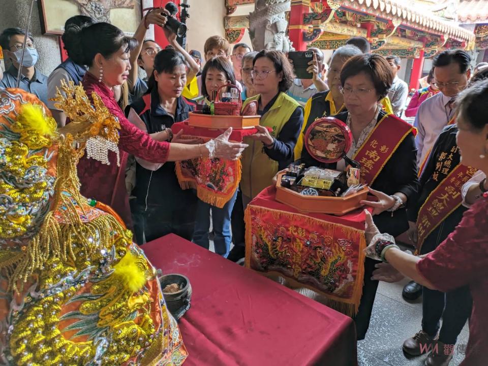 ▲彰化南瑤宮笨港進香「百年徒步古香路之行」，彰化縣長王惠美、彰化市長林世賢夫人高德耘等人恭謹地為媽祖換穿龍袍，神聖溫馨儀式原汁原味呈現。（記者陳雅芳翻攝）