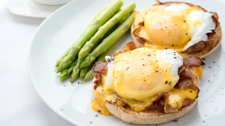 eggs Benedict with asparagus