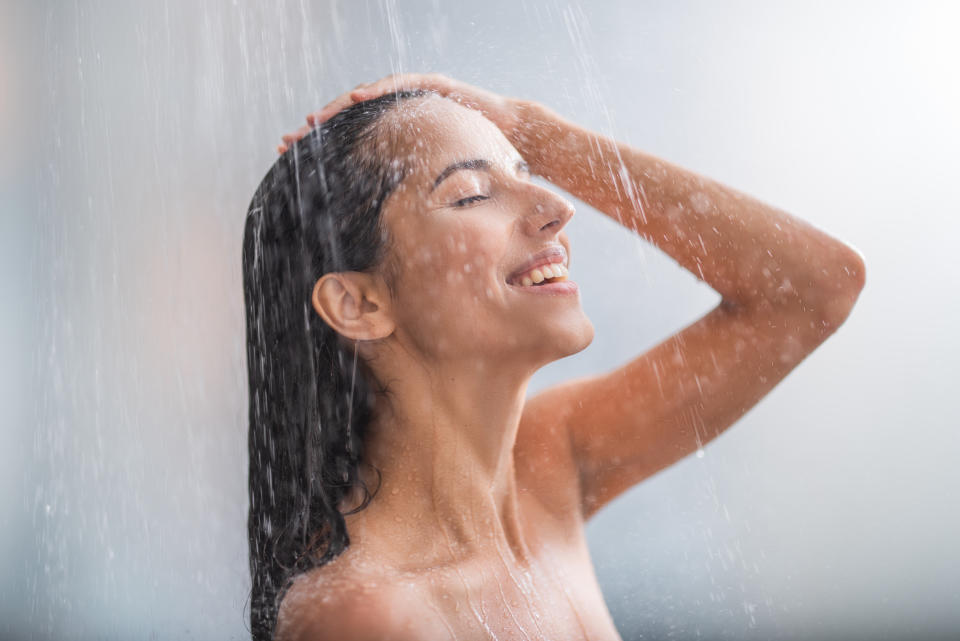 Esta tendencia de no lavar el cabello con champú consiste en evitar productos industriales y limpiar solo con agua. (Getty Creative)