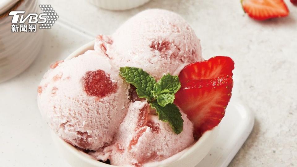 連鎖手搖飲店迷客夏，也在指定門市販售「草莓歐蕾牧場冰淇淋」。（圖／迷客夏提供）