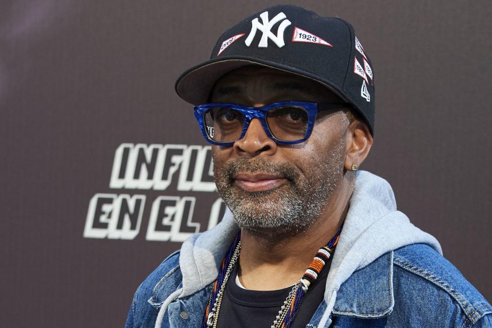 Große Trauer um Spike Lee! Zumindest in Neuseeland. Dort wurde 2018 vermeldet, der Regisseur sei 95-jährig verstorben. Hintergrund war eine banale, allerdings hochnotpeinliche Verwechslung, die den Redakteuren des "Gisbourne Herald" auf Seite eins durchgerutscht war. Immerhin das Foto zeigte korrekt den tatsächlich verstorbenen Comic-Autor Stan Lee. (Bild: Carlos Alvarez/Getty Images)