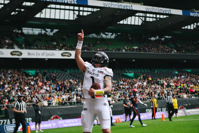Le quarterback Zach Edwards célèbre un touchdown lors du touché 41-14 des Mousquetaires de Paris dimanche.