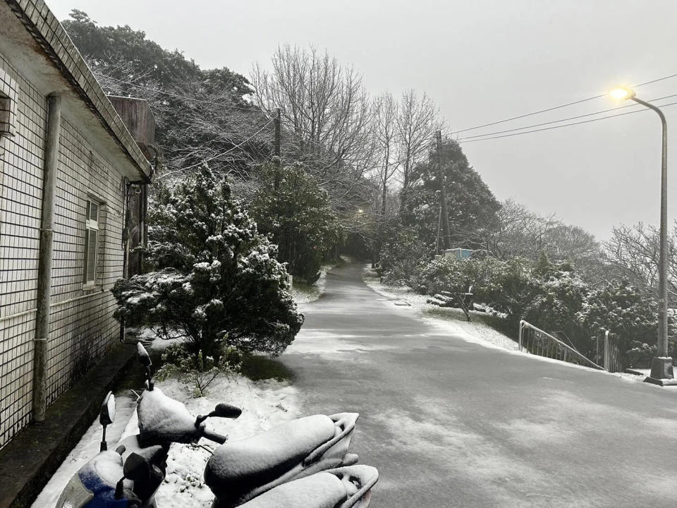 <strong>陽明山鞍部的降雪現場，今（23日）早上的「雨夾雪」累積約1公分。（圖／氣象署提供）</strong>