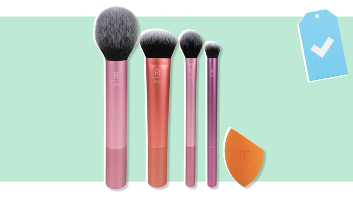 All the brushes you need for a seamless makeup application are included in the Real Techniques Everyday Essentials Makeup Brush Set.