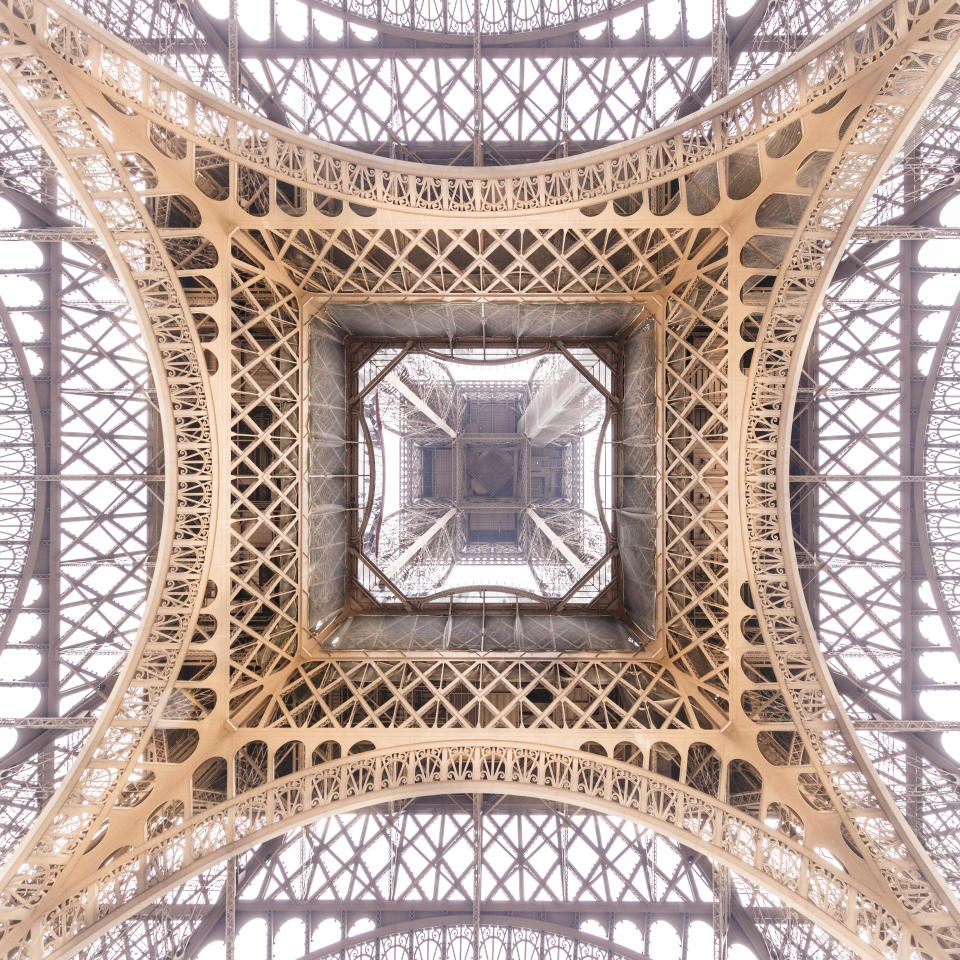 Der Blick zum Himmel: Beeindruckende symmetrische Deckenarchitektur