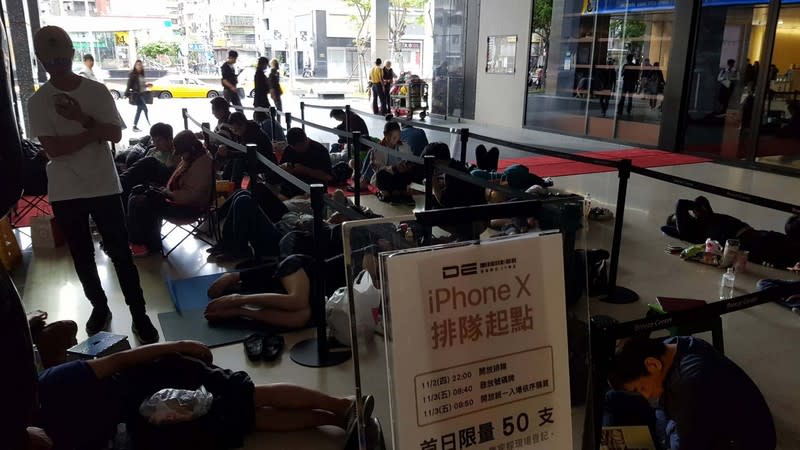 <p>iPhone X開賣 排隊果粉睡成一片 (圖) </p>