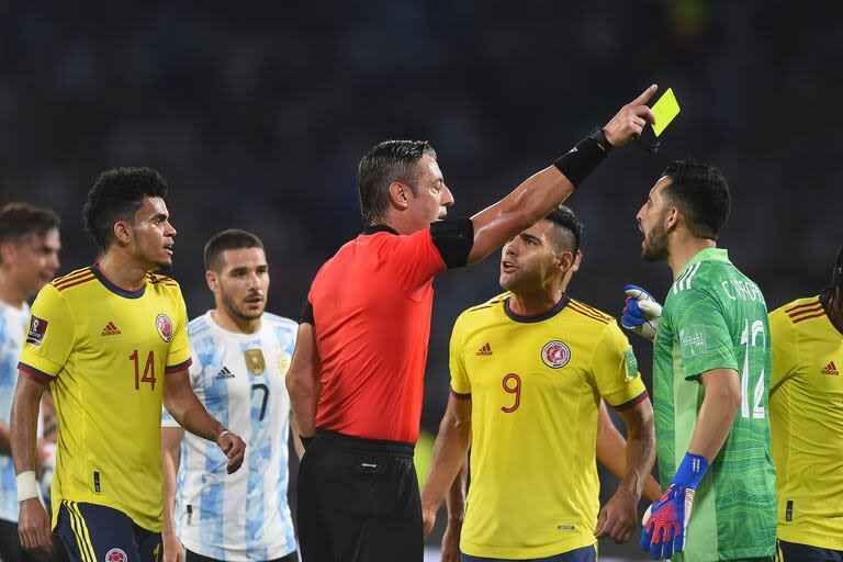 Raphael Claus saca una amarilla en el partido entre Argentina y Colombia en el estadio Mario Kempes de Córdoba, en febrero de 2022