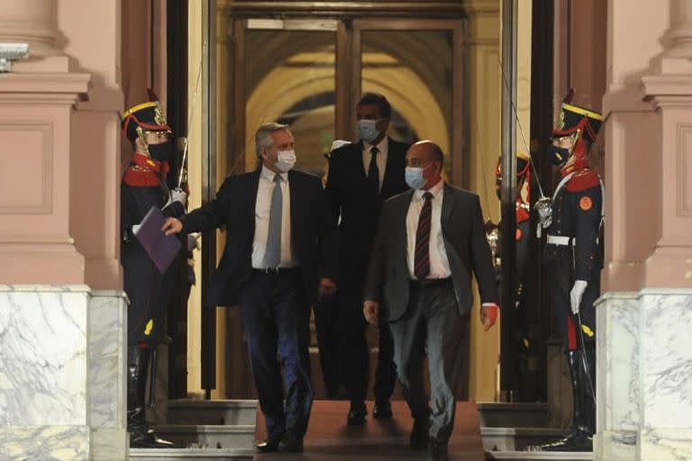 Alberto Fernández, Juan Manzur y Sergio Massa saliendo de la Casa Rosada