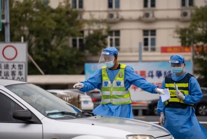 中國警察封路攔車，對駕駛進行核酸檢測。   圖 : 翻攝自騰訊網