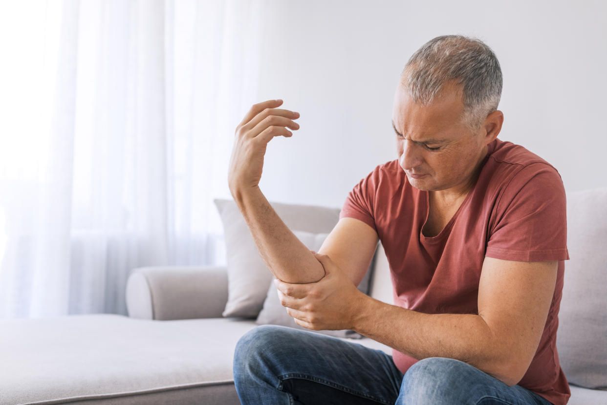 La neuropatía cubital ocurre cuando hay se produce un golpe o un daño en el nervio cubital. Este nervio va desde el brazo hasta la muñeca, y los dedos anular y meñique. Pasa cerca de la superficie del codo. Por lo cual golpear el nervio allí causa dolor y hormigueo por 