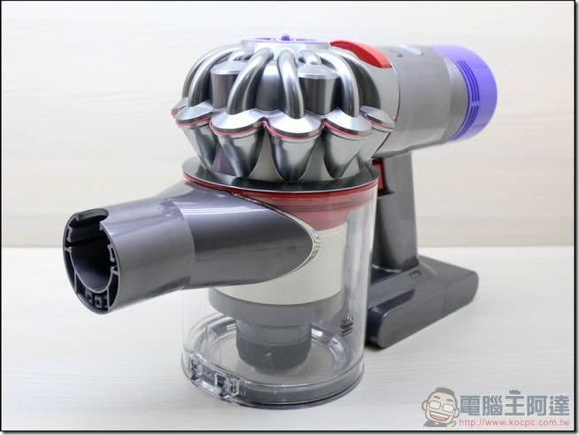 Dyson V8 Fluffy開箱評測體驗新一代設計超強續航噪音減半的多功能無線吸塵器