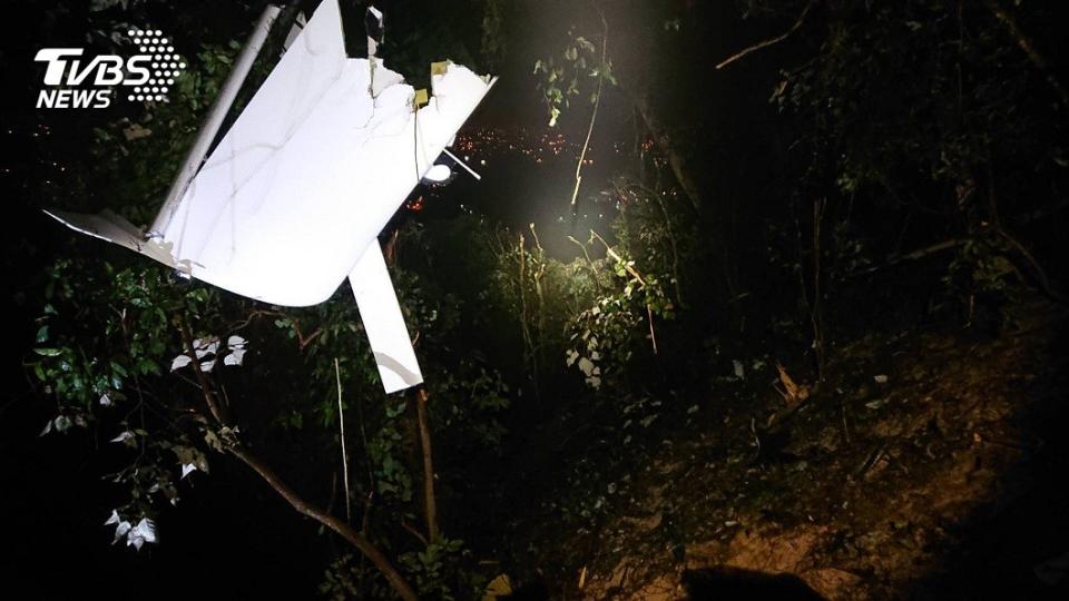 屏東有一架輕航機驚傳失聯，消防人員連夜搜索，但發現時機上兩人已經明顯死亡。（圖／TVBS）