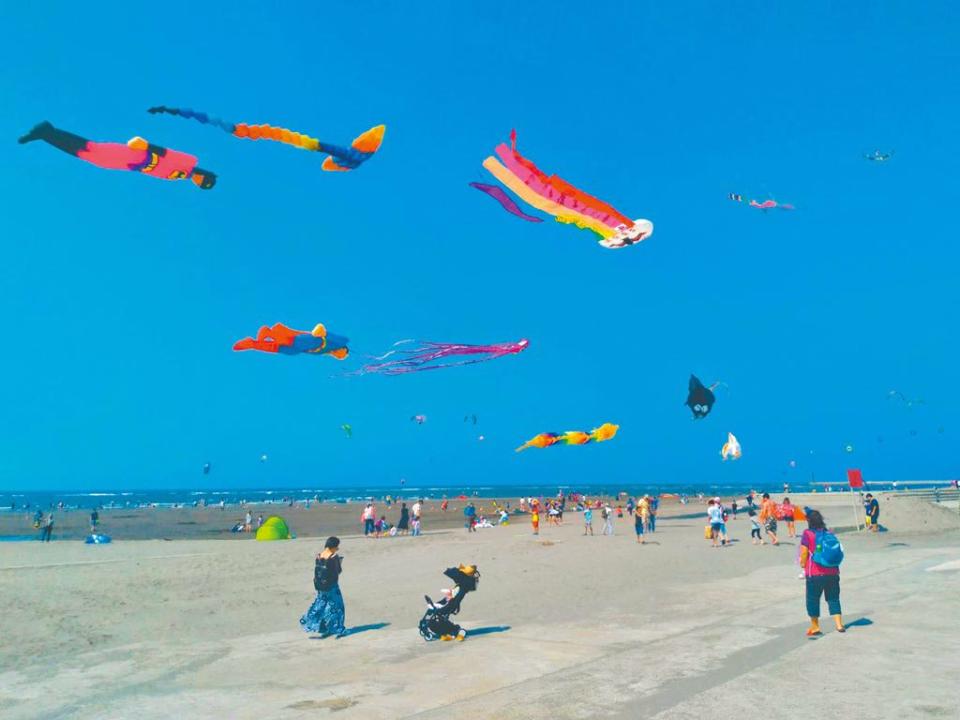 大安海灘適合親子出遊玩風箏，但近日這一帶也被列入紅色海灘，要實施演訓。（台中市觀光旅遊局提供）