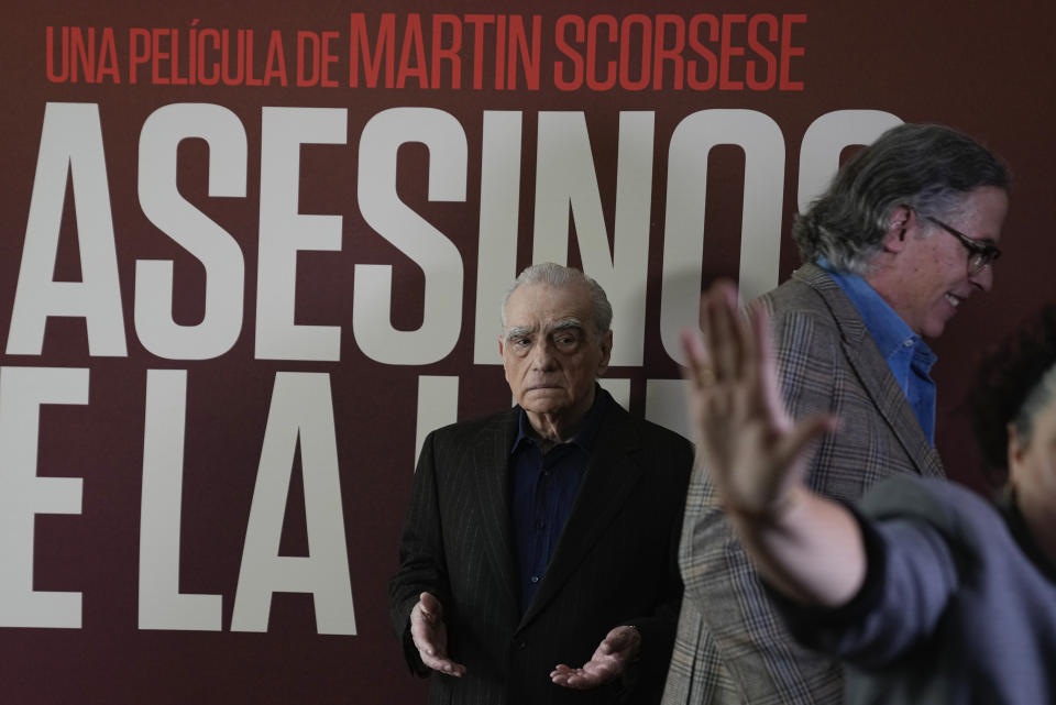 El dorector y productor Martin Scorsese reacciona cuando el director de fotografía mexicano Rodrigo Prieto es retirado durante una sesión fotográfica de su película "Killers of the Flower Moon", en la Ciudad de México el 11 de octubre de 2023. (Foto AP/Fernando Llano)