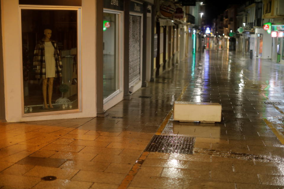 Las avenidas y calles de España, espectacularmente vacías en el inicio del toque de queda