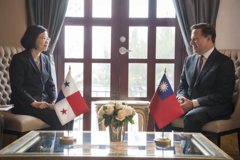2016年6月27日，蔡英文總統於巴拿馬總統府和瓦雷拉總統會晤（總統府）