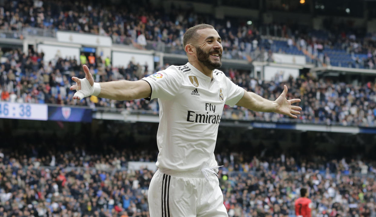 El francés Karim Benzema, del Real Madrid, festeja tras anotar en el encuentro de La Liga ante el Athletic de Bilbao, el domingo 21 de abril de 2019 (AP Foto/Bernat Armangue)