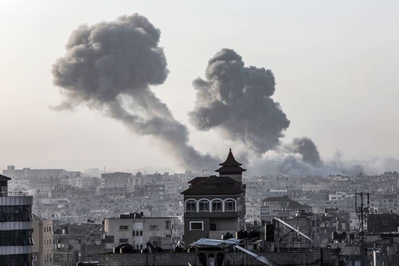 Smoke rises following Israeli air strikes near the Rafah crossing. According to the Israel Defense Forces (IDF), the Israeli military has taken control of the Palestinian side of the Rafah border crossing in the south of the Gaza Strip. Abed Rahim Khatib/dpa