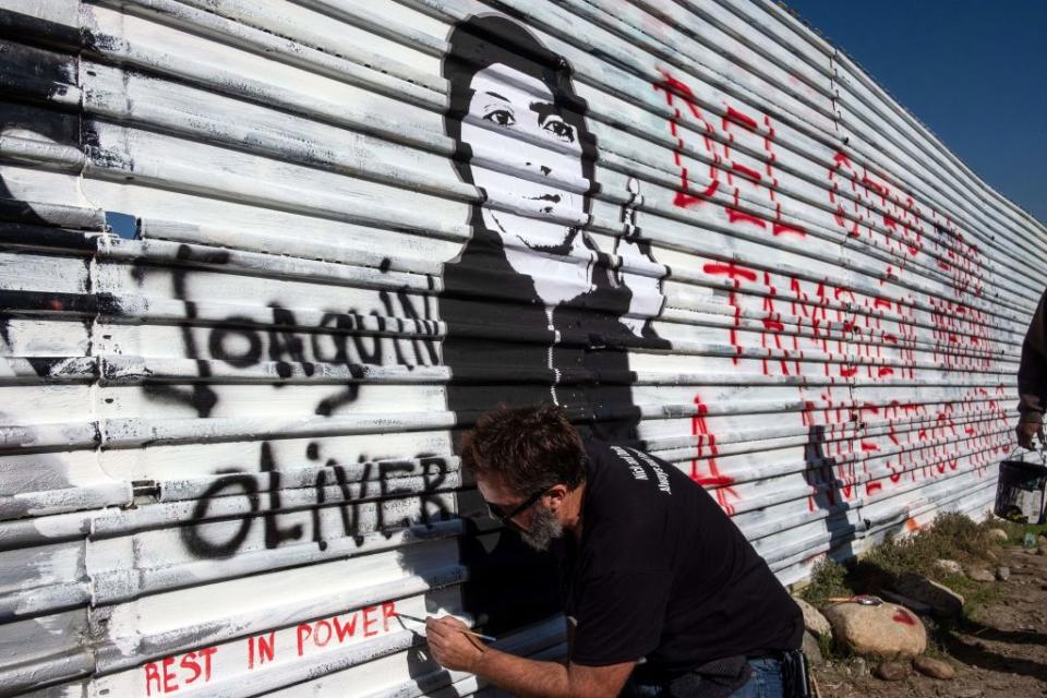 Manuel Oliver hizo un mural con el rostro de Joaquín que dice 