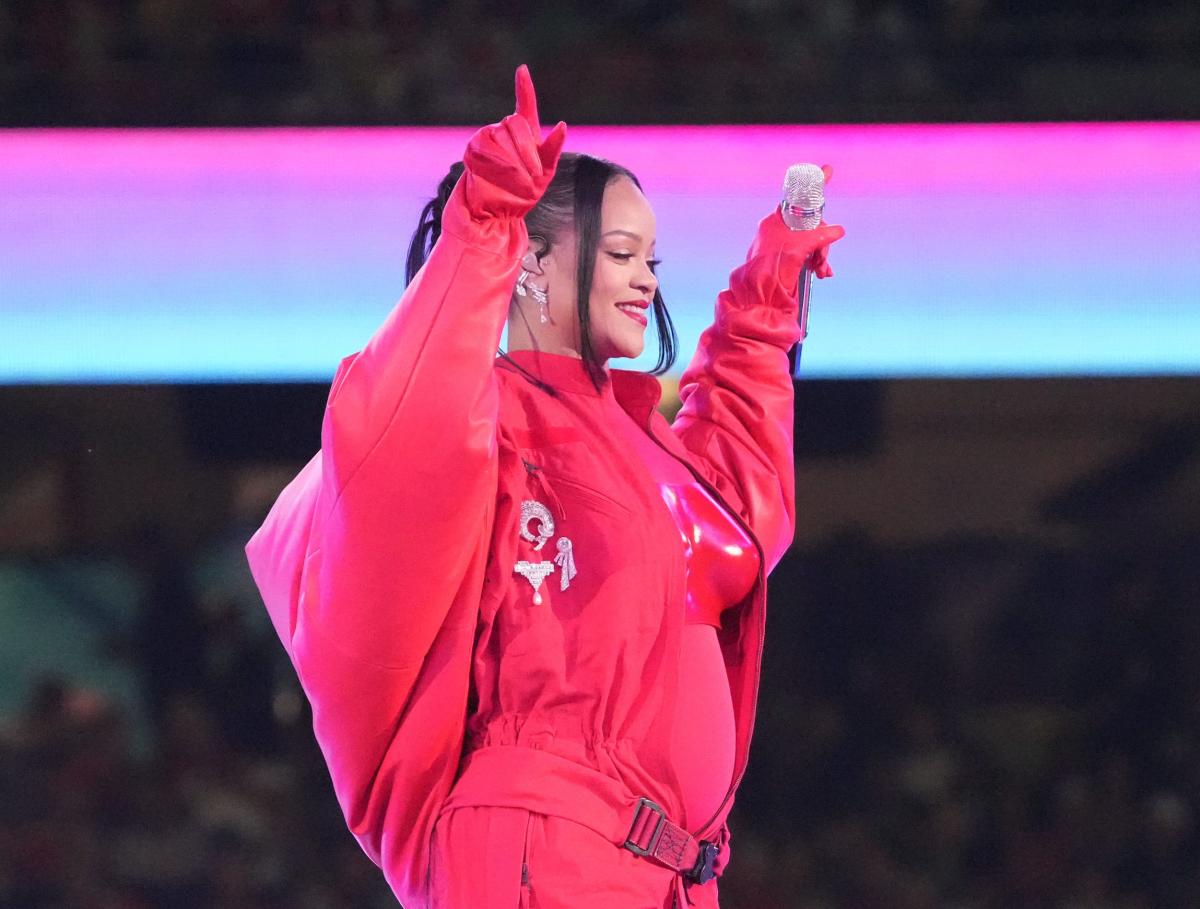 Social media reacts to Rihanna's Super Bowl 2023 halftime show - ESPN