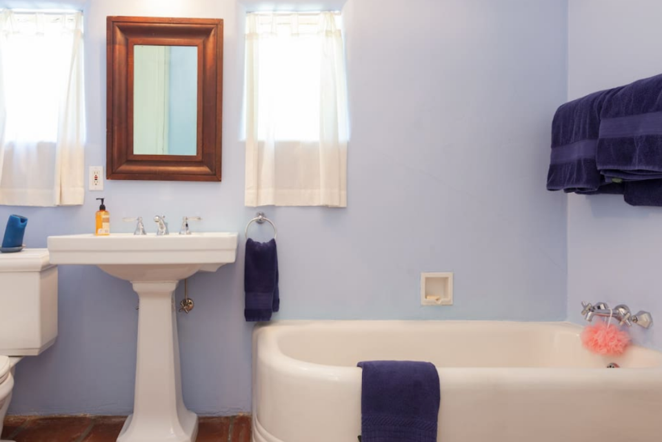 <p>This bathroom has a simple but warm decor. (Airbnb) </p>