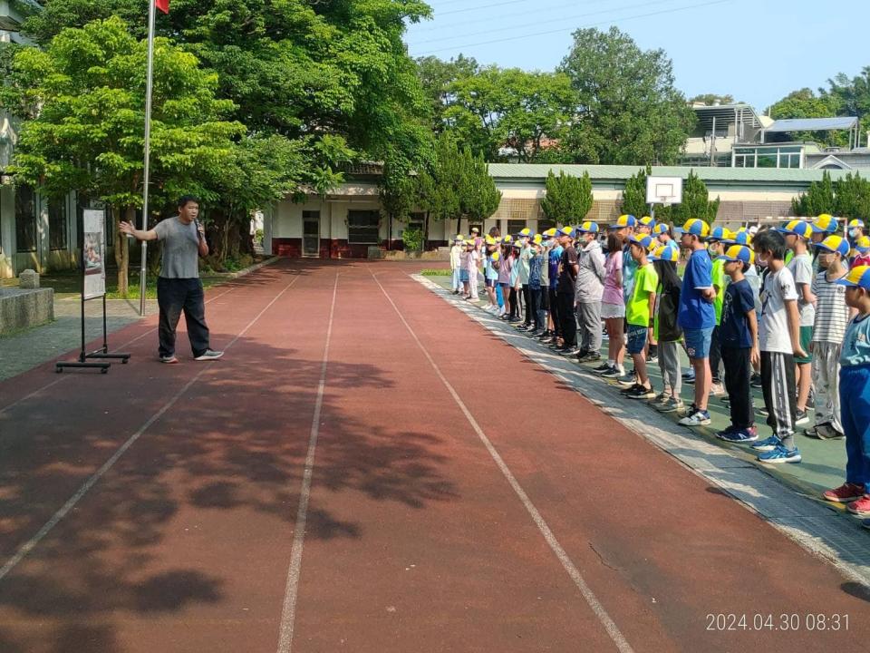 成福國小教導主任謝基煌在學校升旗典禮時推廣「春色無邊」展，介紹李石樵大師88年前被抗議的裸女畫。翻攝臉書