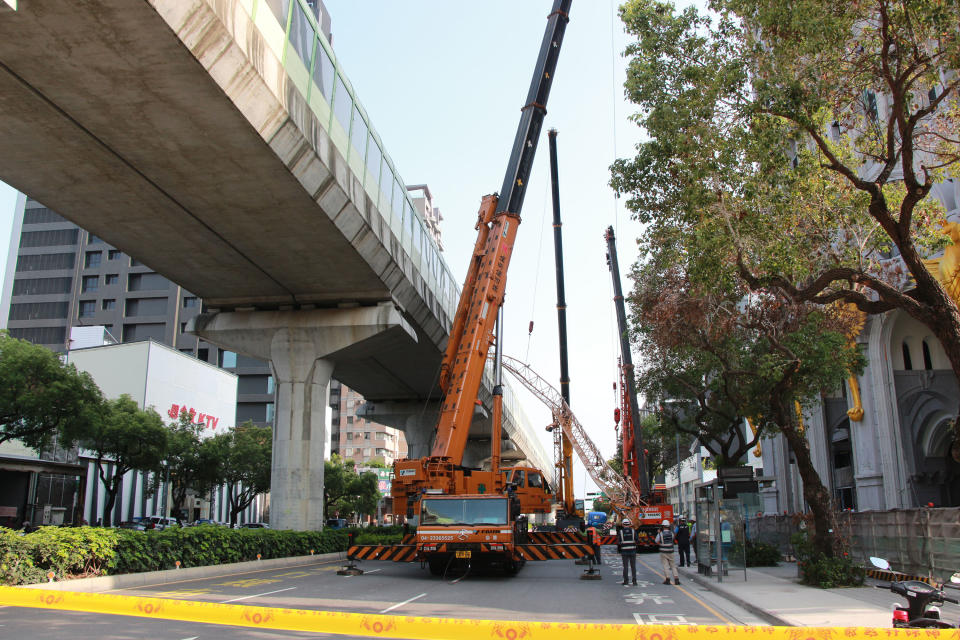 台中市南屯區興富發建案10日拆除頂樓塔吊時，吊臂意外掉落砸中捷運軌道，造成1死9傷。台中市政府表示，興富發全市9處建案全面勒令停工，首波裁罰金額逾百萬元。（中央社）