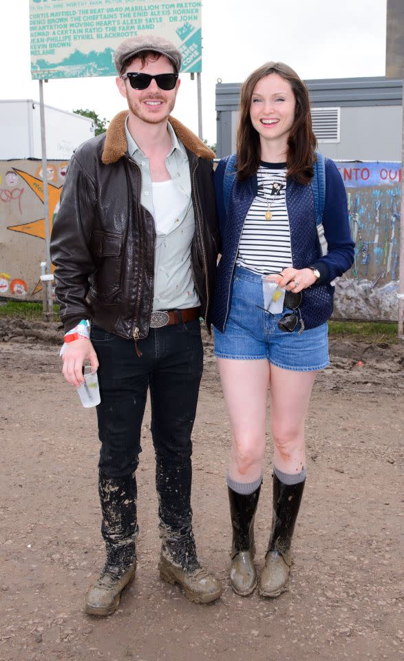 Sophie Ellis Bextor et son mari étaient particulièrement cools vêtus de jeans, de bottes et de vestes tendance.
