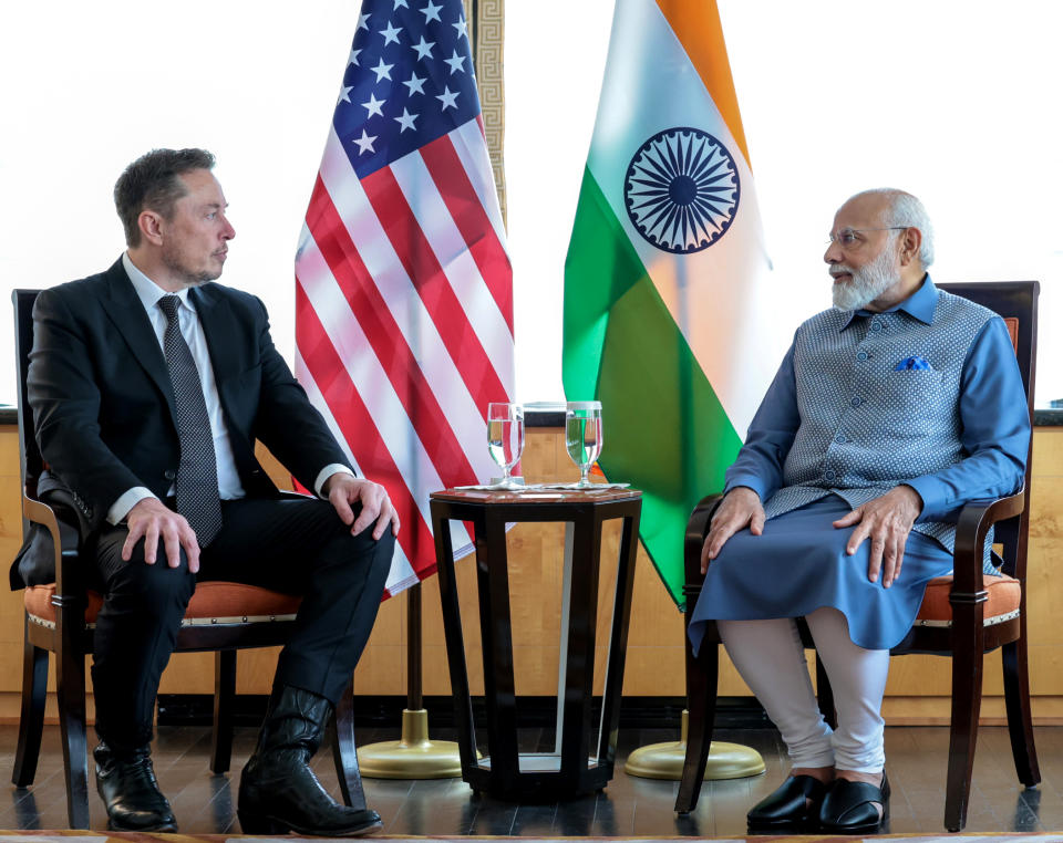 El primer ministro de la India, Narendra Modi (derecha), se reúne con Elon Musk (izq.) en Nueva York, Estados Unidos, el 20 de junio de 2023. (Foto de Indian Press Information Bureau (PIB)/Handout/Agencia Anadolu vía Getty Images)