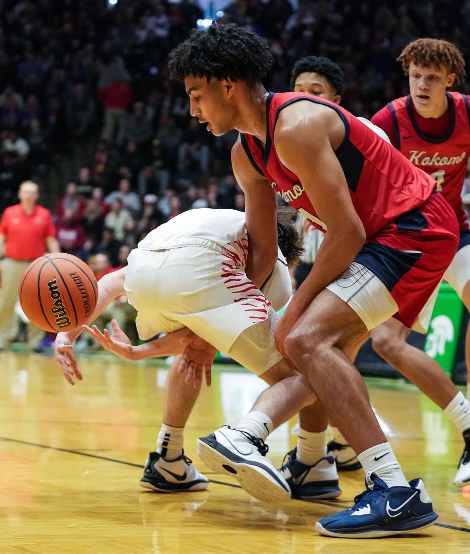 Kokomo Wildkats forward Karson Rogers (21) reaches for the ball against Fishers Tigers Cooper Zachary (4) on Saturday, March 9, 2024, during the IHSAA boys basketball regional final at the New Castle Fieldhouse in New Castle. The Fishers Tigers defeated the Kokomo Wildkats, 66-52.