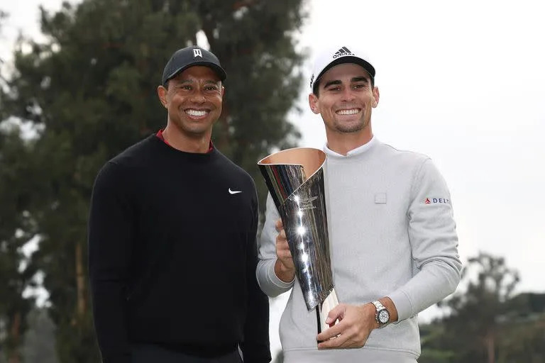 Joaquín Niemann festeja junto a Tiger Woods luego de vencer en el Genesis Invitational 2022