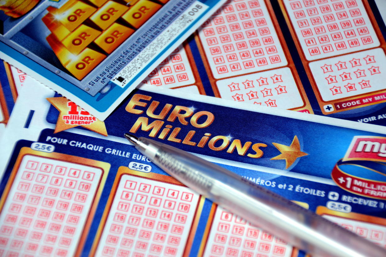  In this photo illustration a pen and a scratch card on Euromillions tickets.
A couple of Alsatians pocketed the 157 million euros of the Euromillions draw of September 1, 2020. (Photo by Gerard Bottino / SOPA images/Sipa USA) 