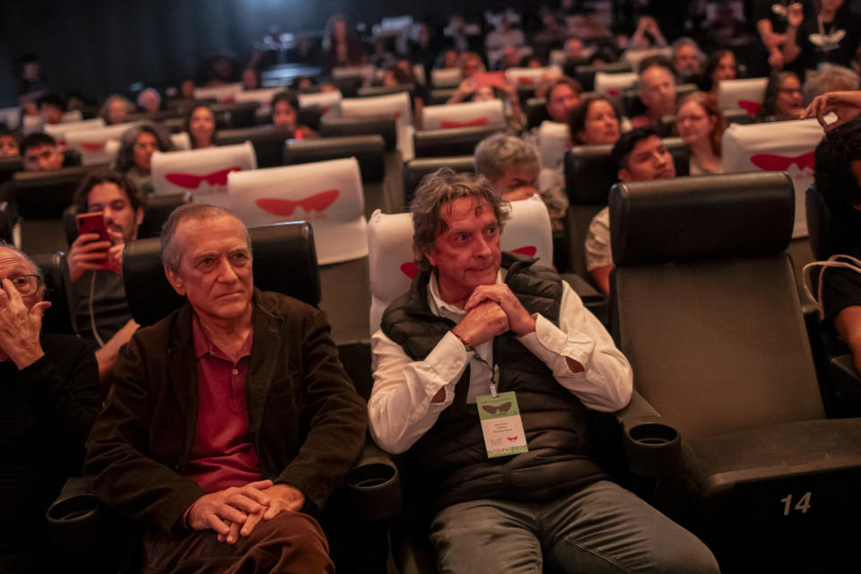 El cineasta francés Jean-Pierre Dutilleux, a la derecha, y el productor brasileño Marco Altberg asisten a la presentación del documental "Raoni: An Unusual Friendship" en el Festival Internacional de Cine de Río de Janeiro en Brasil, el martes 10 de octubre de 2023. Tuesday, 10 oct., 2023. Durante cinco décadas, el líder amazónico y el director movilizaron a presidentes y miembros de la realeza, e incluso al papa Francisco, para mejorar las vidas de los pueblos indígenas de Brasil y proteger sus tierras. Entre bambalinas, sin embargo, la relación se acercaba a su fin. Tras regresar a Brasil en mayo, el jefe de los kayapó cortó lazos con el cineasta. (AP Foto/Bruna Prado)