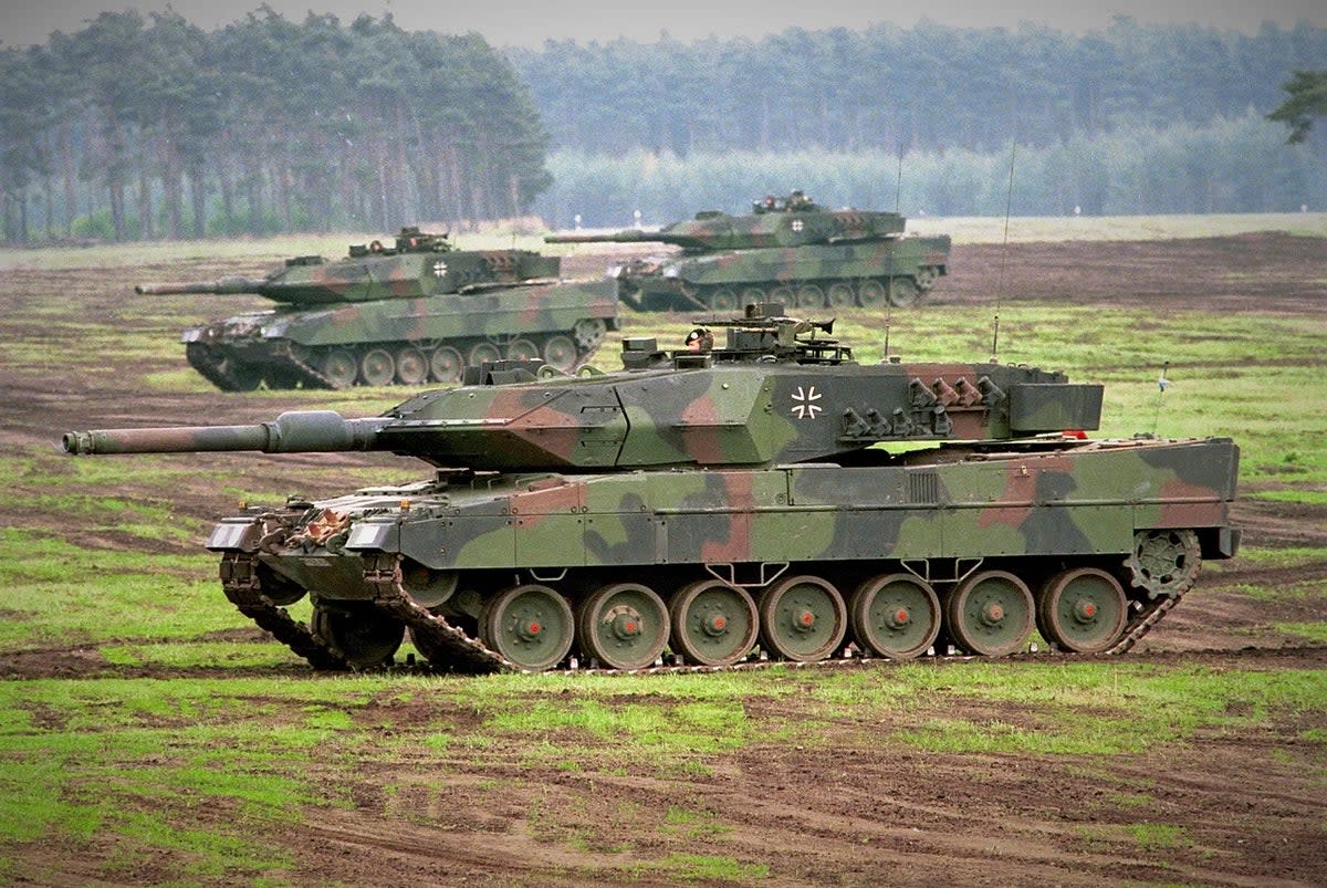 German Leopard 2 tanks in a demonstration  (Bundeswehr-Fotos)