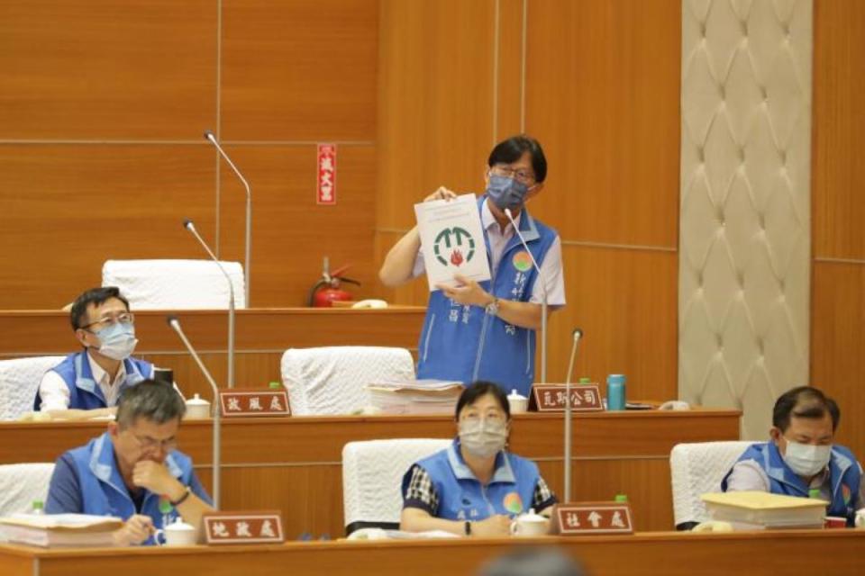 竹北氣爆專案報告，瓦斯公司總經理邱世昌向議會說明氣爆原因和善後。（圖：縣府提供）