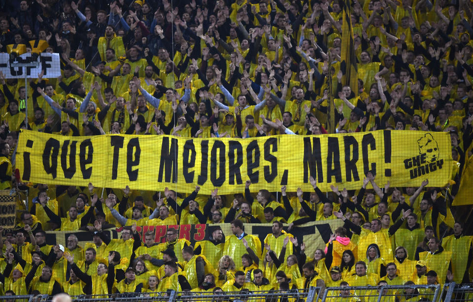 Hinchas de Borussia Dortmund muestran un cartel de apoyo al jugador Marc Bartra, quien resultó herido en un ataque al autobús del club, durante un partido contra Mónaco por los cuartos de final de la Liga de Campeones el miércoles, 12 de abril de 2017, en Dortmund, Alemania. (AP Photo/Martin Meissner)