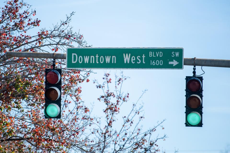 A street sign marks Downtown West Boulevard in West Knoxville.