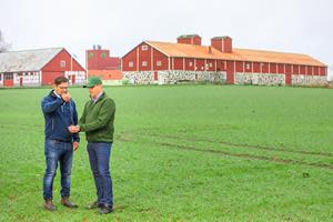 The green fertilizers that will be produced by Yara and marketed by Lantmännen from 2023 will have an 80-90% lower carbon footprint. Pictured from left to right: Hans Larsson, Commercial Director Yara Sweden and Torbjörn Wahlström, Market Manager Arable Inputs, Agriculture Sector at Lantmännen, who signed the contract. Photo: Mårten Svensson