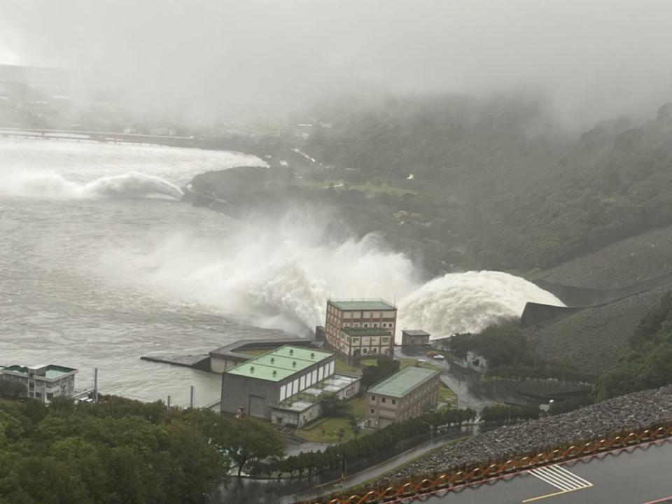 集水區豪雨不斷，石門水庫開啟溢洪道洩洪。（北水局提供）