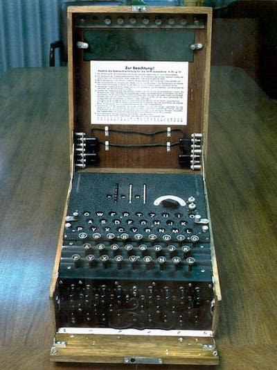 Una máquina electromecánica de cifrado rotativo Enigma. <a href="https://commons.wikimedia.org/wiki/File:Enigma.jpg" rel="nofollow noopener" target="_blank" data-ylk="slk:Wikimedia Commons / Jszigetvari;elm:context_link;itc:0;sec:content-canvas" class="link ">Wikimedia Commons / Jszigetvari</a>