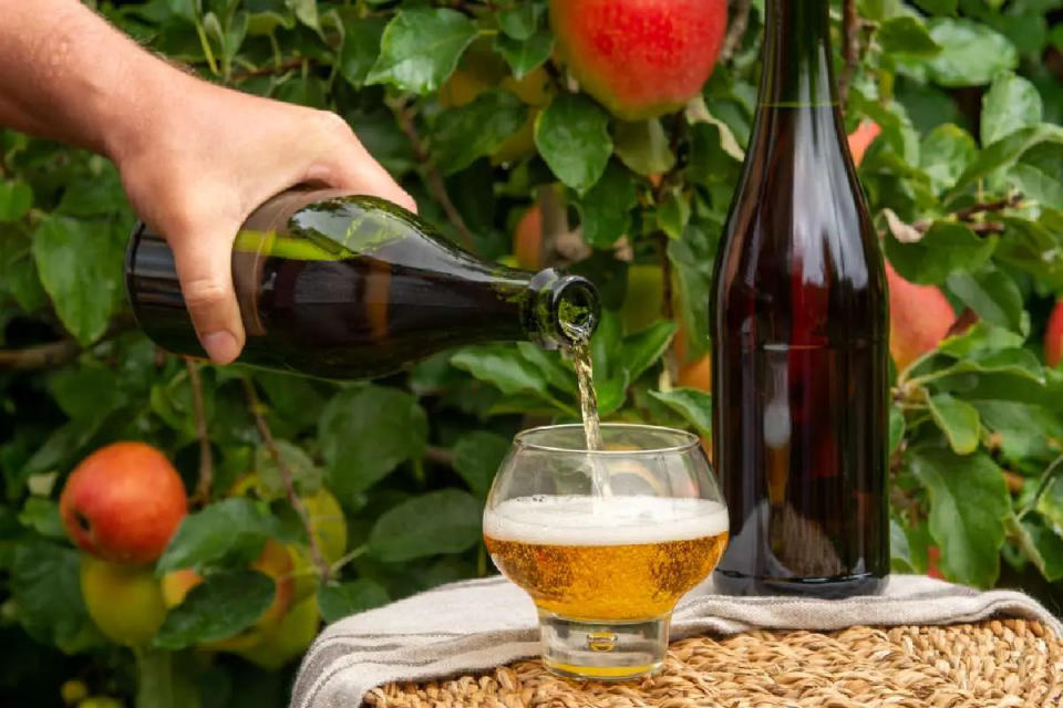 Si nunca has intentado hacer sidra de manzana casera, tengo que decirte que te tomará varias horas prepararla pero vale toda la pena.