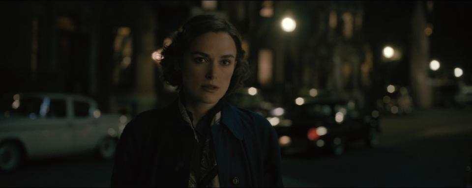 Keira Knightley as Loretta McLaughlin in 20th Century Studios’ BOSTON STRANGLER, exclusively on Hulu. Photo courtesy of 20th Century Studios. © 2022 20th Century Studios. All Rights Reserved.