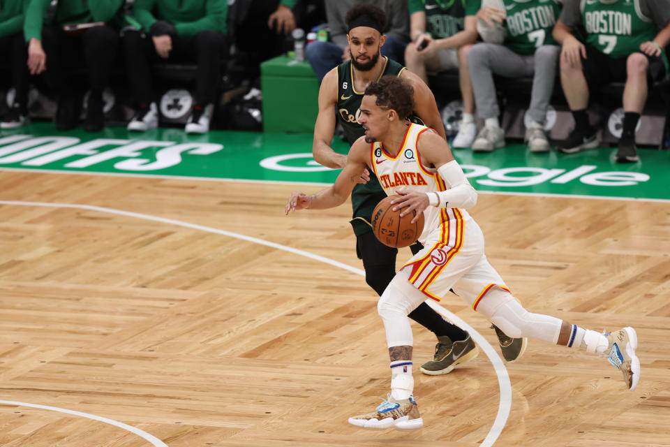 Derrick White（防守者）與Trae Young。（Photo by Maddie Meyer/Getty Images）